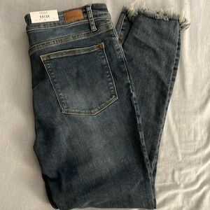 NWT Judy Blue Mid Rise Skinny Shark bite hem 13/31 Size 13